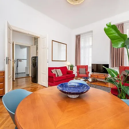 2-bedroom With Quiet Courtyard View And Free Parking *