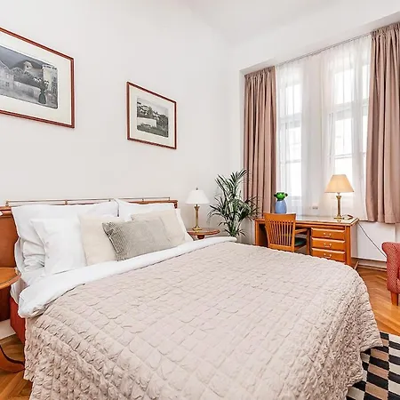 2-bedroom With Quiet Courtyard View And Free Parking
