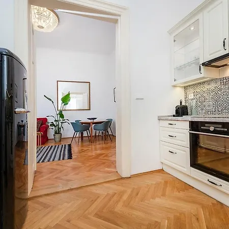 2-bedroom With Quiet Courtyard View And Free Parking Apartman