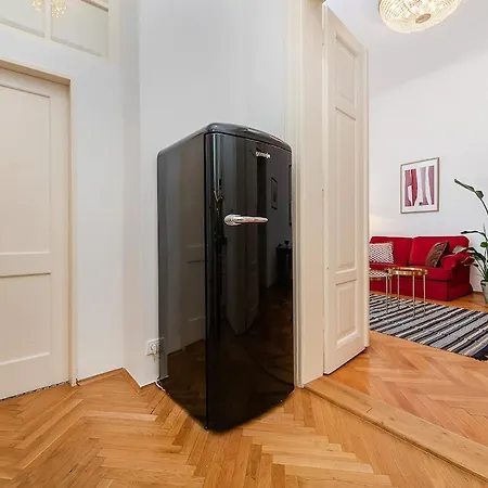 2-bedroom With Quiet Courtyard View And Free Parking *