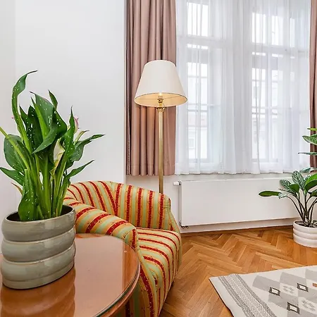 2-bedroom With Quiet Courtyard View And Free Parking *