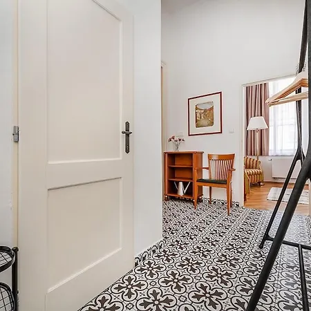 2-bedroom With Quiet Courtyard View And Free Parking Apartman